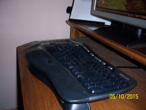 Keyboard from the side: you can see it's dome-shaped articulation.